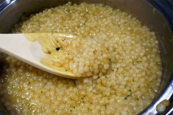 <b>Kuskus:</b> Kuskus beyaz hamur ilerine benzeyen rafine tahldan yaplm gerekten kk bir hamur ii yemeidir. Bulabilirseniz tam budayl kuskus gibi daha salkl tam tahllar tercih edin.