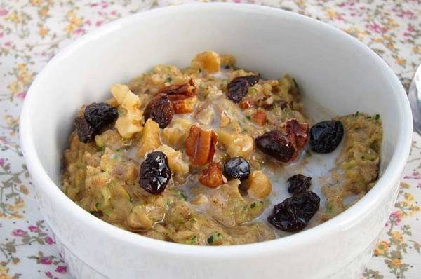 <b>Lezzetlendirilmi hazr yulaf:</b> lkemizde de son yllarda tketimi artan kahvaltlklardan biri olan ve zellikle de ilekler, yaban mersini, kuruyemiler ve ekirdeklerle birlikte tam tahll, salkl bir seenek olabilir. Ancak hazr satn aldnz yulaflar dierlerinden daha fazla eker ve sodyum ierir. Bunun yerine sade yulaf aln ve taze meyve ile biraz balla tketin.