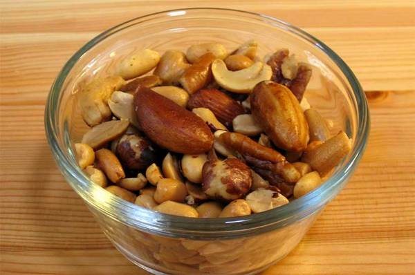 <b>Kark attrmalklar:</b> Birok beslenme uzman size karbonhidrat, protein, liften oluan kark attrmalklar yemenizi nerir. Ancak marketlerde hazr olarak satlanlar ok besleyici deildir. Bunun yerine kuruyemi, ekirdek, biraz kakao oran yksek bitter ikolata ve kurutulmu meyveyle hazrlayabileceiniz salkl bir attrmalk yapn.