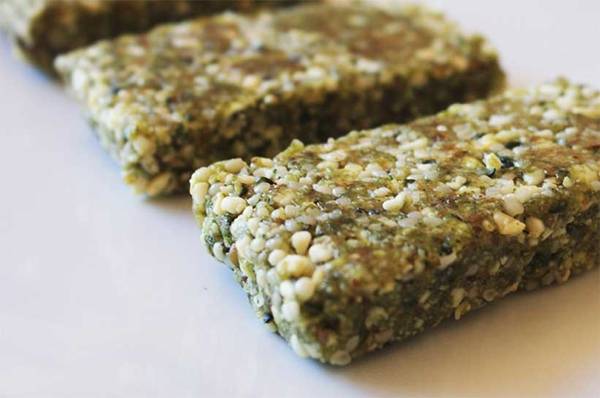 <b>Enerji barlar:</b> Protein barlarnn ilenmi kimyasallar olduunu syleyen uzmanlar, 200 kaloriden dk olanlar ile 20 gramlk kk boylar tercih etmenizi neriyorlar. Yemeden nce barlarn iinde bulunan malzemeleri kontrol etmeyi de unutmayn. Bazlarnda sadece kuruyemi, kurutulmu meyve veya ekirdekler bulunur.