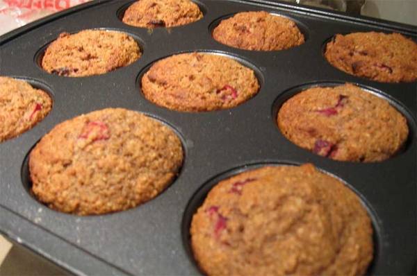 <b>Kepekli kekler:</b> Sala yararl kepekli kekler sabahlar iyi bir kahvalt olabilir. Kepek tek bana salkl bir tam tahll lif kaynadr. Ancak eker, un ve yala birlikte kek haline getirildiinde ise daha az besleyici olur. Byklne bal olarak bir dilim kek bol miktarda kalori ve eker ierir.