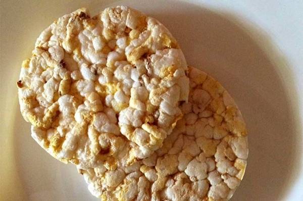 <b>Pirin patla:</b> Marketlerde bulabileceiniz pirin patlaklar diyet attrmal olarak bilinir. Fakat bunlarda lif yetersizdir, sodyum oran yksektir. Karbonhidrat younluu da oktur. Barsak floranz deitirip iltihab tetikleyebilir. Sade pirin patla sadece 9 gram olmasna ramen bunun yzde 80?i karbonhidrattr. Kk bir patates 170 gram olmasna ramen, sadece yzde 23? karbonhidrattr.