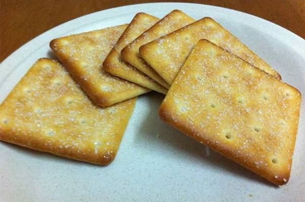 <b>Tuzlu krakerler:</b< Birok cipsten daha az kalorili ve yal olan bu tuzlu krakerler salkl grnyorlar. Fakat ierisinde beyaz un, maya, tuz, bitkisel ya ya da msr urubunun da bulunabildii bu krakerler de ok da salkl deil. Ancak tam buday unu veya tam tahll krakerler, soya cipsleri ve patlam msr daha akll bir tercihtir.