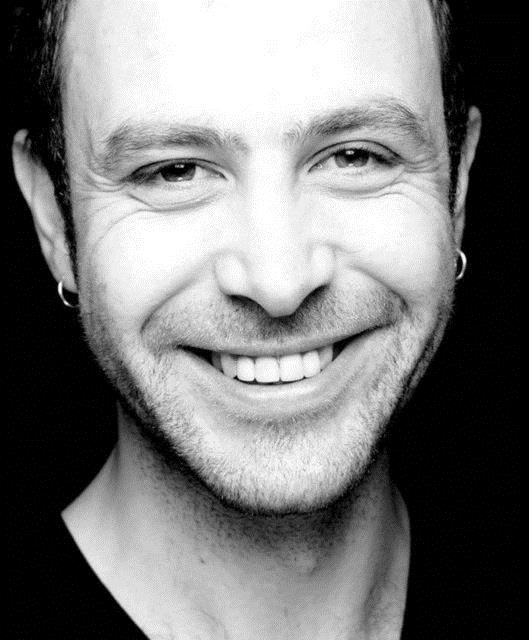 Bir hasta bakc ile birlikte hzl admlarla koridorda yryen Nejat ler gayet salkl grnyordu. Amerikan Hastanesi'nden taburcu olacak olan oyuncu, kendine yeni bir rota izdi.