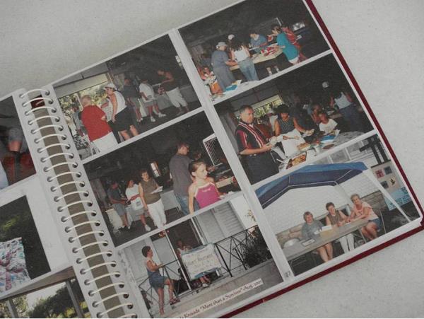 Fotoraf albmndeki fotolara 1698.kez bakmaktan ders alamamak.