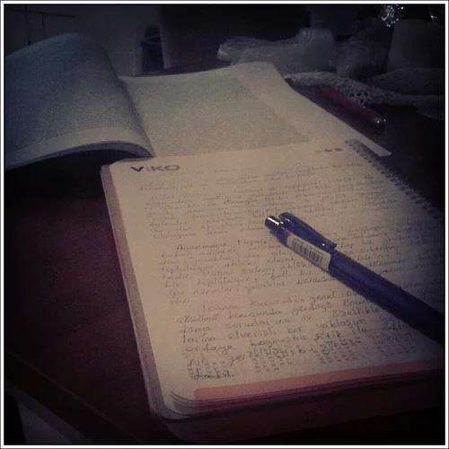 Sosyal medya mecralarna koymalk kitap defter fotosu ekmekten ders alamamak.