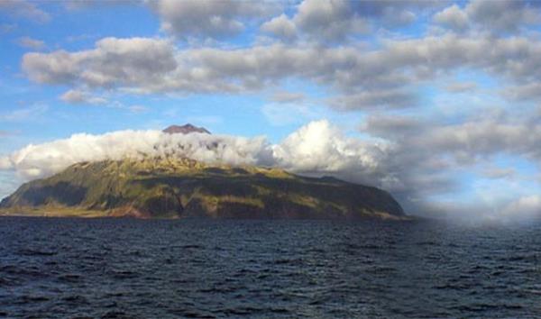 Gney Afrika ve Gney Amerika'ya binlerce km uzaklkta olan ve sadece 270 kiinin yaad Tristan de Cunha adas dnyada insann yaad en uzak yer olarak bilinir.