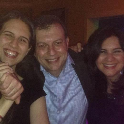 Step Hal'nn sahibi Cem Sengor, seimde oy kullanmak iin New York'tan gelen kz Aye ve ei Ayegl ile hasret giderdii bir fotoraf paylat.