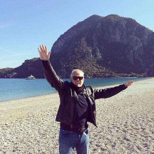 Cem Kinay, Antalya Aspendos?ta, motosiklet zerinde fotoraf ekmeyi ihmal etmedi.