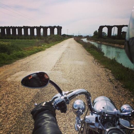 nl turizmci Cem Knay, Motosiklet turunda Olimpos molas verdi. Istagram ve Facebook?ta mutluluk pozunu paylat.