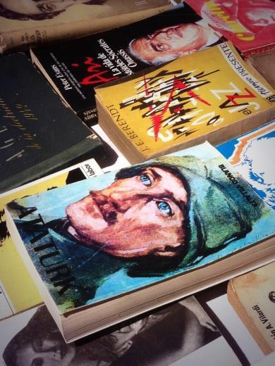 Alarko Holding Ynetim Kurulu yesi Cem Garih ?Buenos Aires ehir merkezinde bir sokak kitapsnda tandk bir yz. Gurur verici #18MartSehitleriniSaygiylaAniyoruz? diyerek Arjantin?de karsna kan Atatrk isimli kitab Twitter?dan paylat.