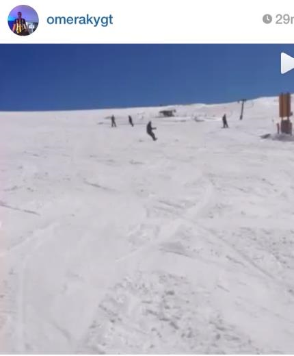 Collezione Ynetim Kurulu yesi mer Akyiit, kayak fotorafn Instagram'da paylaarak "Antrenr belgesi alrm herhalde bu kadar hzl ayak ekerek :-))" notuna yer verdi.