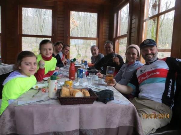 Ferroli Trkiye Genel Mdr etin akmak, Belgrad Orman?nda yar sonras yaplan byk kahvaltda arkadann fotorafna etiketlendi