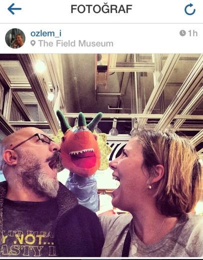 Beta Ynetim Kurulu yesi zlem kik, doum iin gittii New York'ta sk sk mze ve galeri ziyaretleri gerekletiriyor. "Dinazor istilas" yorumuyla paylat bu fotorafta ei Halil Barutu ile The Fields Museum'da poz veriyor.
