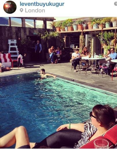 stanbul Doors'un sahiplerinden Levent Bykuur, Londra Shoreditch House'un havuzunda k gneinin tadn karrken.