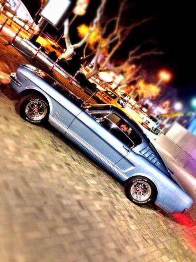 Saruhan Tan klasik Ford Mustang otomobiliyle.