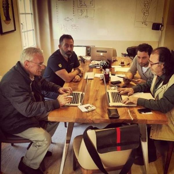 CEM YILMAZ 'PEK YAKINDA' senaryo almas. Babam ve daym dzeltmeleri yapyor. Ekibe taze kan