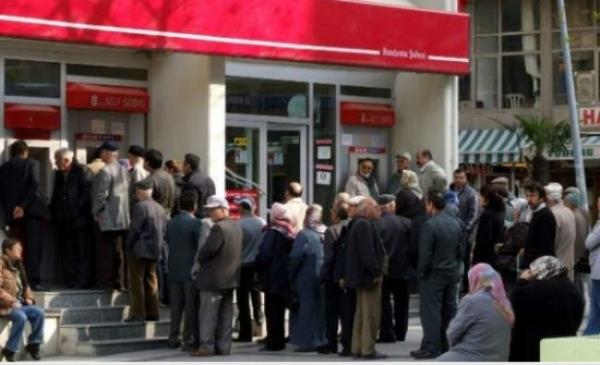 Uzun kuyruklarda saatlerce beklerken yeni insanlarla tanmak keyfi...