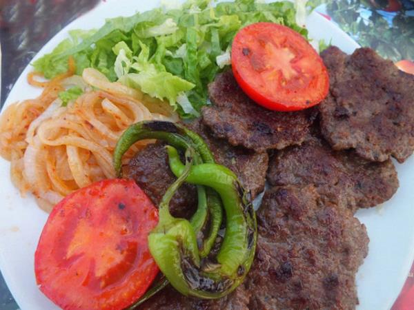 <p><b>LE YEME: </b></p>  oban Salata 1 tatl ka zeytinya eklenmi ve limon sklm   <p>3 adet zgara kfte ( sotelenmi renkli biberler eliinde ) </p>  1 dilim tam buday ekmei