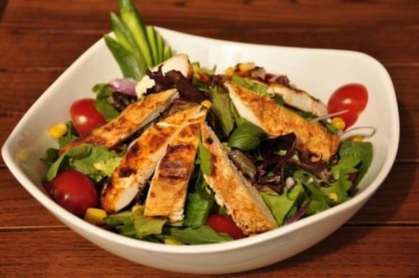 <p><b>LE YEME: </b></p>  1 tatl ka zeytinya eklenmi, elma sirkeli yeil salata   <p>Ortalama 100-150 gr kadar zgara tavuk gs eti </p>  1 dilim tam buday ekmei