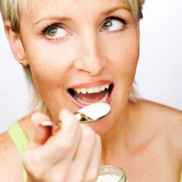 <p><b>ARA N: </b></p>  1 kivi, 1 kase yourt, 5 badem ile meyveli yourt yapn