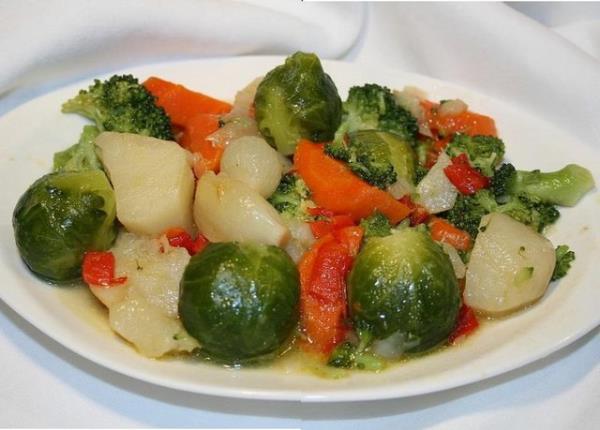 <p><b>AKAM YEME: </b></p>  sotele brokoli, brksel lahanas ve kabak zerinde frnlanm   <p>1 yumurta 1 tatl ka zeytinya, bol limon ve 1 karper byklnde yasz beyaz peynirli salata </p>  <p>1 dilim tam buday ekmei</p>