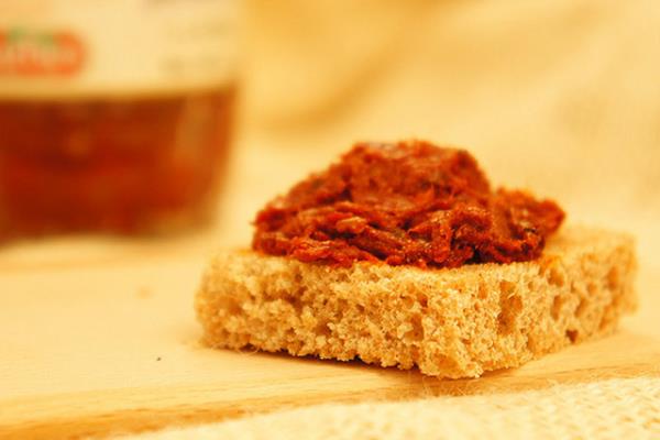 <p><b>7. GN</b></p>   SABAH: A karnna bir bardak lk su iin   <p>KAHVALTI: 1 dilim tam buday ekmei </p>  3 adet kurutulmu domates zerine 1 tatl ka zeytinya ve 1 kibrit kutusu kei peyniri   <p>Byk bir fincan yeil ay</p>