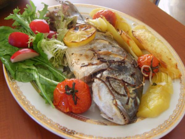 <p><b>LE YEME: </b></p>  3 y.k. halanm ma fasulye eklenmi gbek salata (1 tatl ka zeytinya ekleyin)   <p>100 gr kadar zgara balk </p>  1 dilim tam buday ekmei