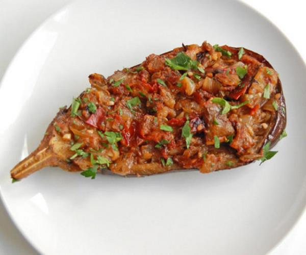 <p><b>AKAM YEME: </b></p>  1 kase sebze orbas,   <p>Frnda yasz kzlenmi patlcan ve 2 y.k. yasz kavrulmu kyma ile yaplm imam bayld </p>  1 kase yourt