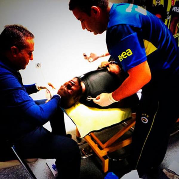 Kulp doktoru Burak Kunduracolu'nun devre arasnda Sow'un kana 6 diki att bildirildi.