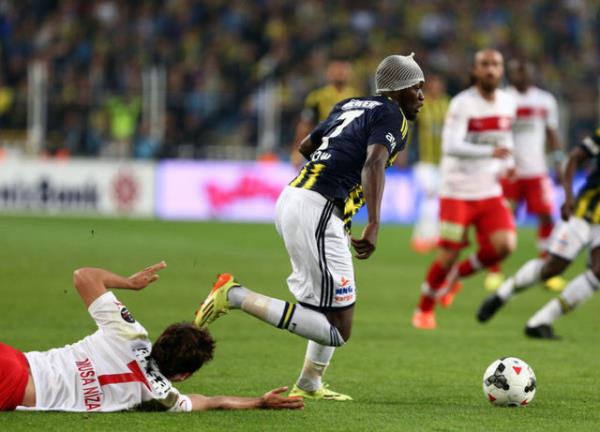 Ba sarlan sar-lacivertli futbolcu mcadelesini bu ekilde srdrd.