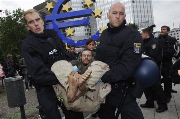 Euro b�lgesi �lkelerinde i�sizlik oranlar� rekor seviyeye ula��rken, elde edilen son verilere g�re Nisan ay�na kadar olan bir y�ll�k s�re i�inde 1,6 milyon ki�i i�ini kaybetti.