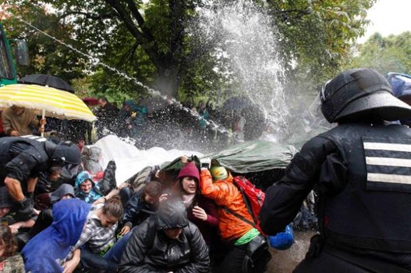 Euro b�lgesi �lkelerinde i�sizlik oranlar� rekor seviyeye ula��rken, elde edilen son verilere g�re Nisan ay�na kadar olan bir y�ll�k s�re i�inde 1,6 milyon ki�i i�ini kaybetti.