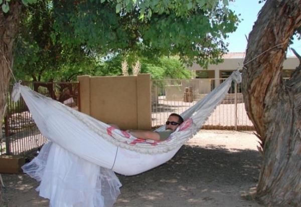 Kevin 12 yllk evliliin ardndan kars tarafndan terk edildi. Kars, gelinlii hari her eyi gtrd. Kevin, "Bunu neden brakyorsun? Ben bununla ne yapacam?" diye sorduunda kars ona "Ne yaparsan yap." dedi.   <p><b>Kevin da bu sz dinlemi gibi grnyor.</b></p>