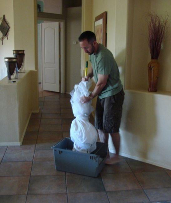 Evini de gelinlikle temizliyor