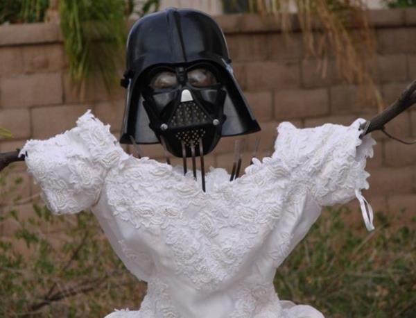 Darth Vader bal korkulupa da gelinlii giydiriyor