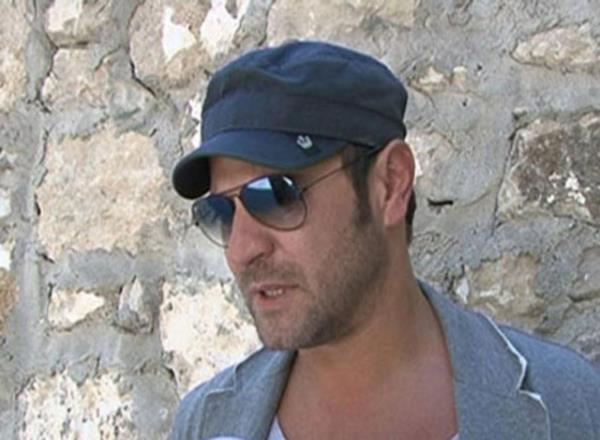 Tardu Flordun, Arzu Yanarda'la birlikte olduu dnem ilgin bir iddet olayyla anlmt. Sevgilisi tarafndan burnunun srld gerekesiyle hastaneye giden ve burnuna diki attran Yanarda, Flordun'dan davac oldu.