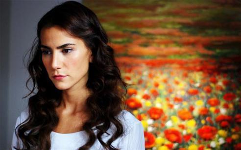 Einden dayak yiyen nl kadnlar arasnda Zeynep Toku da var. Gzel oyuncu, iki yl nce kendisini nce dvp sonra da tuvalete kilitlediini syledii, jinekolog ei Alp Nuholu'ndan ikayeti olmutu.