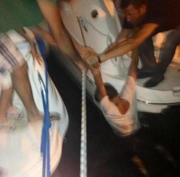 Erken Petekkaya, tatilini yapt Data'da iki korumasnn kart bakl kavgay ayrmak isterken bir grup tarafndan denize atld haberlerinin doru olmadn syledi.