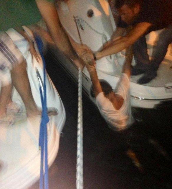 Tatsz bir olay yaand doru. O kargaada benimle birlikte bir kii daha denize dt.