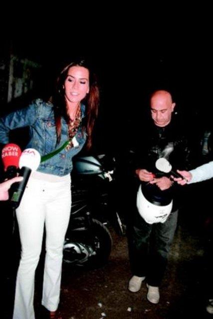 Einden dayak yiyen nl kadnlar arasnda Zeynep Toku da var. Gzel oyuncu, iki yl nce kendisini nce dvp sonra da tuvalete kilitlediini syledii, jinekolog ei Alp Nuholu'ndan ikayeti olmutu.