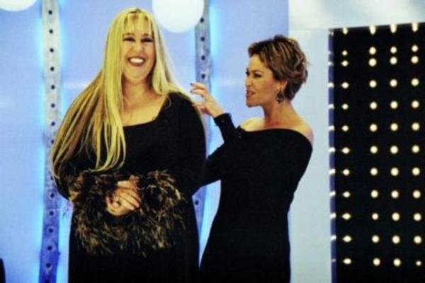 Zerrin zer, 'Bir Sarn Kk Kz' adl kitabnda Hlya Avar'la aralarnda geen kavgay anlatt...