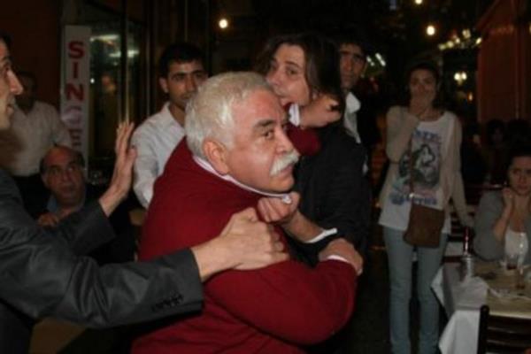 nl tiyatrocu Levent Krca, sevgilisiyle balk keyfi yaparken fotorafn eken muhabirlerle arasnda gerginlik yaanmt.