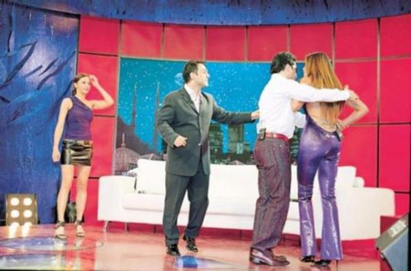 Bunun zerine ok sinirlenen Demirel, "Ne diyorsun sen" diyerek ayaa frlayp, Hande Ataizi'ni tokatlad.