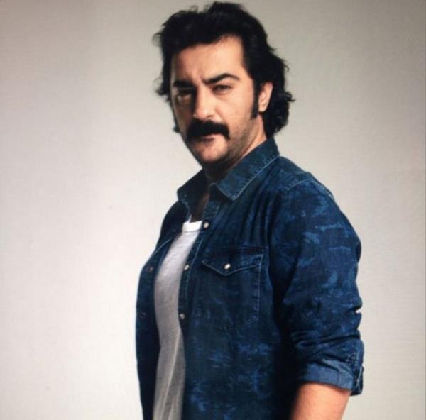 Celil Nalakan sosyal medya zerinden paylat fotorafa "yle gzel dayak yerim ki, atanlar alti kisi oldugundan utanr" notunu dt...