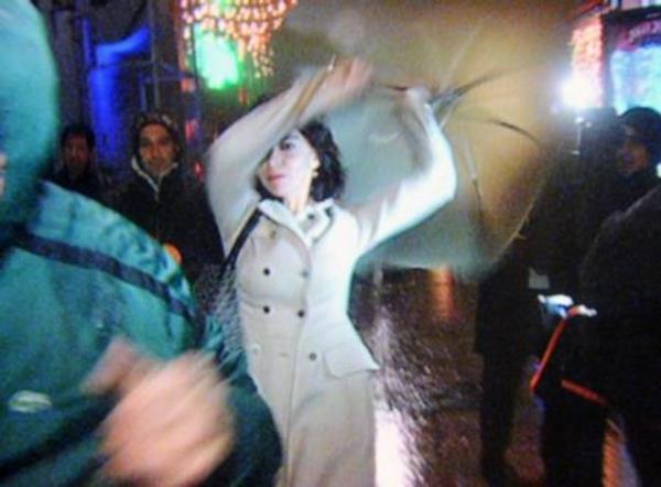 Getiimiz ocak aynda Hande Ataizi bar knda, soru soran gazetecilere sinirlenip, elindeki emsiyeyle kendisini grntlemeye alan kameramana vurdu.