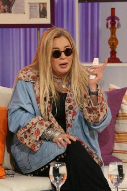 Meer Zerrin zer, Hlya Avar'la birlikte akl Gazinosu'nda program yaptklar dnemde, Avar'n 'konsomatris' benzetmesine sinirlenip, onu kuliste kap arkasna sktrarak tekmelemi.