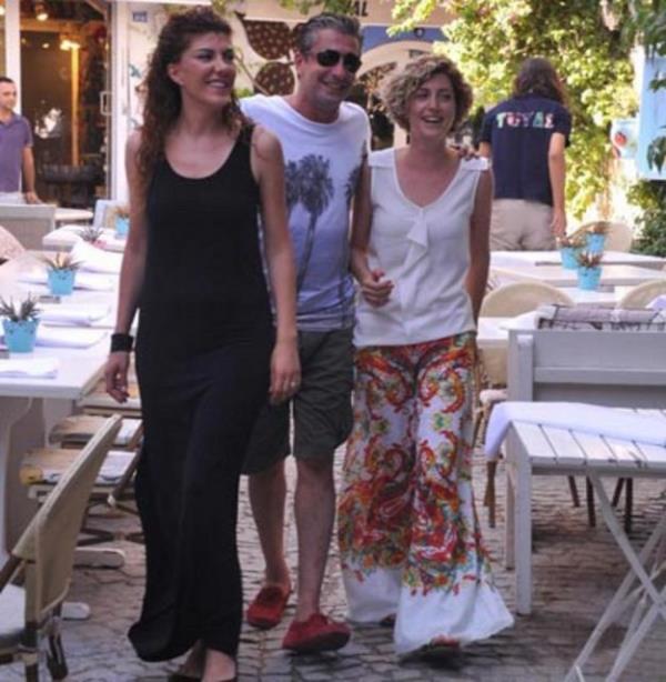 <p><b>nllerin kavgalar bitmek bilmiyor... </b></p>  'Dila Hanm' dizisinde 'Rza Bey' karakterini canlandran Erkan Petekkaya, denize atld eklinde kan haberlere sitem etti.