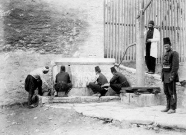 Topkap Saray'nda askerlerin koularnn nndeki musluklu eme ve tuluma, 1888-1889, Sultanahmet