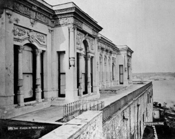 Topkap Saray'nda askerlerin koularnn nndeki musluklu eme ve tuluma, 1888-1889, Sultanahmet